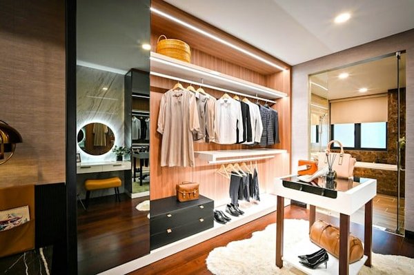 Organisation du dressing: 10 étapes pour le refaire comme un professionnel