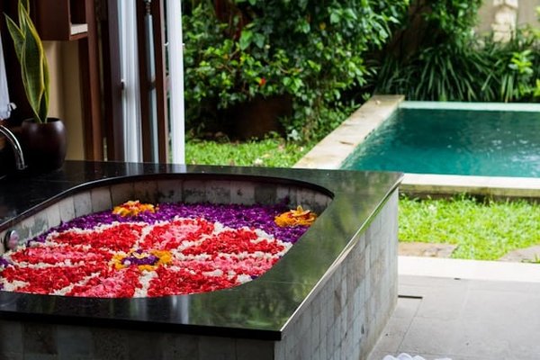 Comment installer une baignoire dans son jardin pour un coin détente original ?